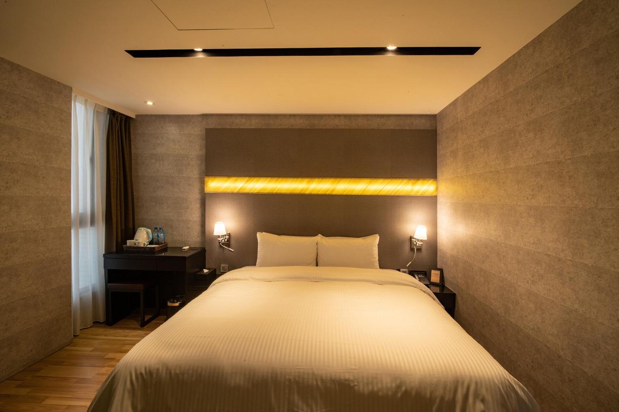 Fengjia Hotel Bell Taizhong Zewnętrze zdjęcie